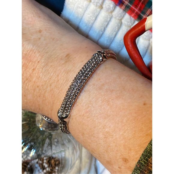 NWT 💎 SIMPLE AND SEXY SILVER RICA BEVELED BANGLE BRACELET GIFT - Picture 3 of 7